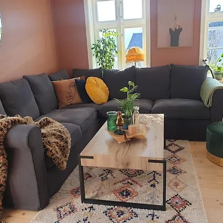 Romslig Og Saeregent Hus Nyaraló *