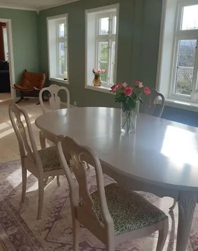 Romslig Og Saeregent Hus *