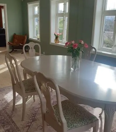 Romslig Og Saeregent Hus *